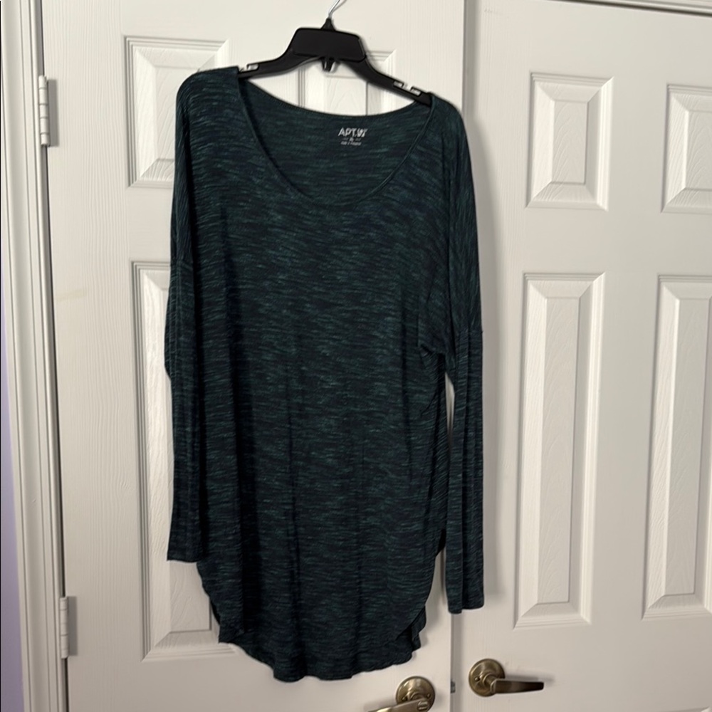 Apt. 9 Women's Green Long Sleeve Lightweight Top.